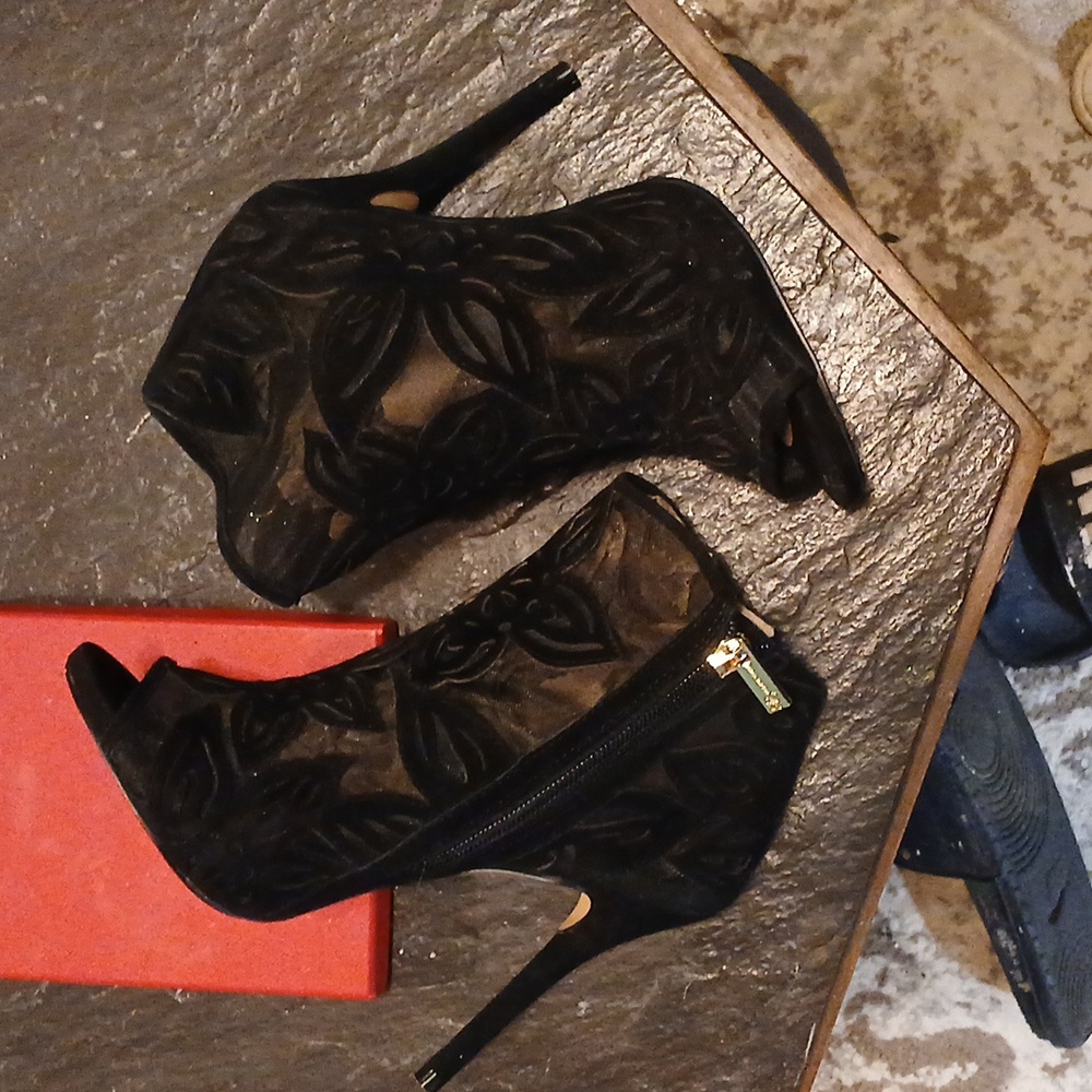 Elegant Black Lace Ankle Boots - Picture 3 of 8